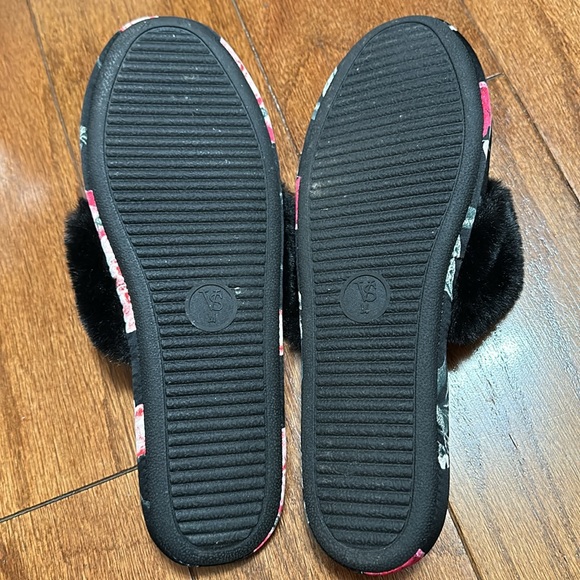 Victoria’s Secret satin plush floral slippers and bag size M - Picture 4 of 5